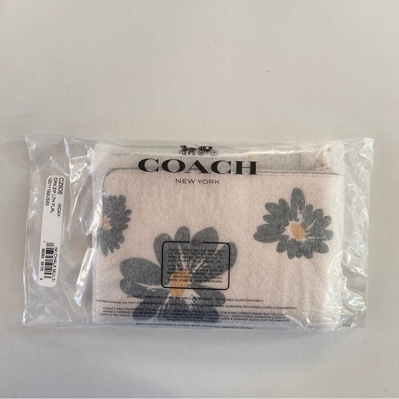 Corner Zip Wristlet With Floral Print 🖤🤍💛 - Picture 7 of 7